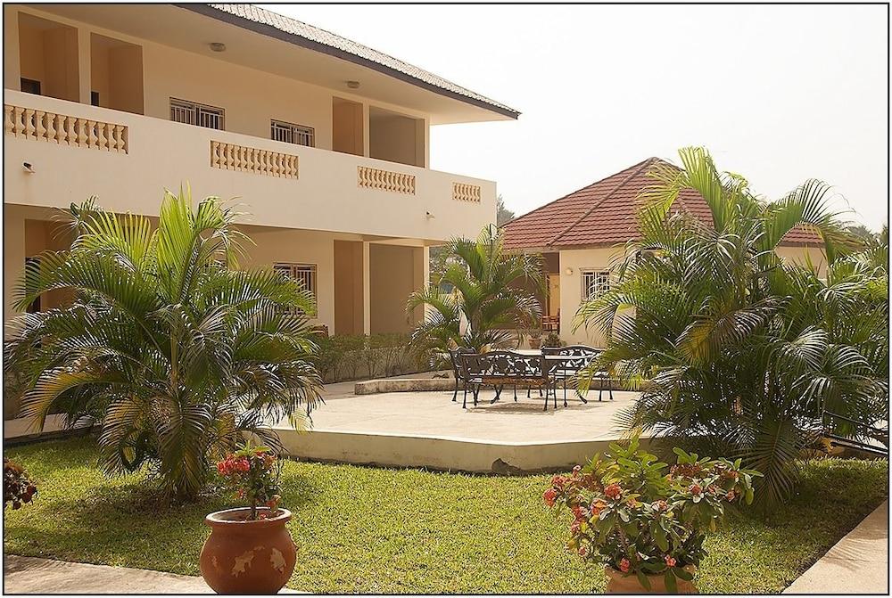 Bamboo Garden Hotel Serrekunda Exterior foto